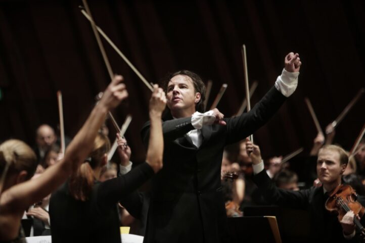 La Filarmónica arranca su temporada 2025/26 el próximo 17 de octubre con un concierto especial dedicado a Haendel. De la mano del director griego Teodor Currentzis y su formación MuscAeterna, el público madrileño podrá disfrutar de una cueidada selección de arias y oberturas del mencionado compositor barroco, una de las figuras cumbres de la Historia. 
