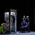 La escenografía diseñada por Marton Agh muestra, en El mandarín maravilloso, los suburbios inmundos y sórdidos de una gran ciudad, con casas apiladas sobre viejas pilastras en un puerto decadente; y, en el Castillo de Barbazul, la residencia de los esposos, de aparente solidez. El amor es posible en un mundo miserable e inestable y no resiste a la incomunicación en la intimidad del hogar. Participan en el ballet Gorka Culebras (El mandarín), Carla Pérez Mora (La chica), Nicky van Cleef (Primer vagabundo), David Vento (Segundo vagabundo), Joni Österlund (Tercer vagabundo), Nicolas Franciscus (El poeta) y Mário Branco (Un libertino); y, en la ópera, el bajo Christof Fischesser (El duque Barbazul), la soprano Evelyn Herlitzius (Judith) y el actor Nicolas Franciscus (El prólogo). Gustavo Gimeno –que dirigió en el Real El ángel de fuego (2022), Eugenio Oneguin (2024) y un concierto protagonizado por Nina Stemme (2024)–, estará al frente, una vez más, del Coro y Orquesta Titulares del Teatro Real.