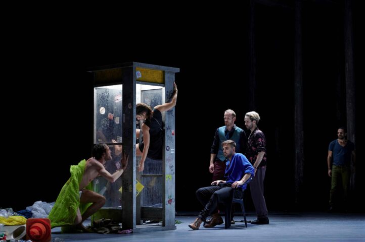 El Teatro Real presenta, por primera vez en su escenario, el ballet-pantomima El mandarín maravilloso y la ópera El castillo de Barbazul, ambas de Béla Bartók. Se ofrecerán cinco funciones del Programa Bartók, entre el 2 y el 10 de noviembre, de una nueva coproducción del Teatro Real con la Ópera de Basilea, donde se estrenó, con gran éxito, en 2022. Christof Loy vuelve al Real, haciendo tándem en lo musical con Gustavo Gimeno, con quien ya colaboró en la temporada pasada. 