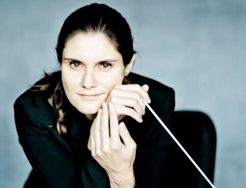 La directora y violinista Delyana Lazarova, junto a la Orquesta Sinfónica RTVE