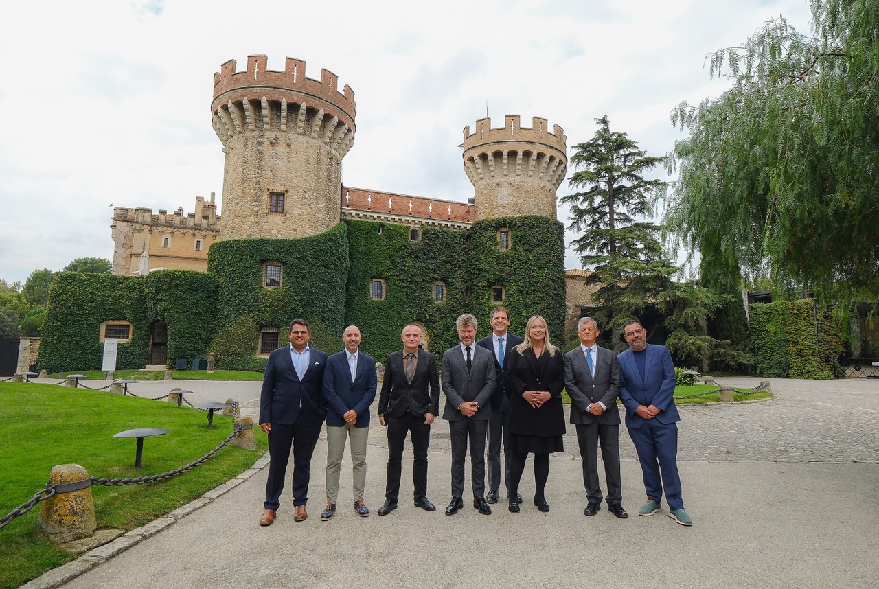 La Orquesta del Festival de Bayreuth protagoniza una gira por España en el marco de la conmemoración del 150 aniversario de la cita wagneriana. Barcelona, Madrid, Valencia, Sevilla y Santander serán las ciudades que la histórica formación visitará, catorce años después del último concierto en nuestro país. El programa de la gira ofrecerá una selección de los momentos más emblemáticos del monumental El anillo del nibelungo, con fragmentos orquestales y vocales de las óperas El oro del Rin, La Valkiria, Sigfrido y El ocaso de los Dioses, todo ello bajo las órdenes de Pablo Heras-Casado.