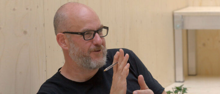 Francisco Coll conversa sobre Enemigo del pueblo: “La incultura de un pueblo, puede convertirse en el alimento de los tiranos”Valenciano de 1985, Francisco Coll es el compositor español de mayor proyección internacional desde Manuel de Falla. Nunca antes la música de un creador español contemporáneo había surcado los atriles del mundo de forma tan presente, solicitada y diversa. Aunque ronda los cuarenta, su aspecto es aún veinteañero. Radicado en Suiza desde 2012, cerca de Lucerna, pintor de brocha fina además de compositor, Coll recorre el mundo asistiendo y participando en sus estrenos, que se disputan las mejores orquestas, solistas y directores, de la Filarmónica de Londres a la de Los Ángeles, de Gustavo Gimeno a Javier Perianes, Kiril Gerstein o Patricia Kopatchinskaya. En esta ocasión, estrena en su propia ciudad natal Enemigo del pueblo, un ambicioso proyecto operístico basado en la obra teatral Un enemigo del pueblo, de Henrik Ibsen, que surge como coproducción comisionada por el Palau de Les Arts y el Teatro Real de Madrid. De ella y de otras cosas conversa en estas largas líneas en las que late la lucidez de quien es uno de los creadores musicales más brillantes y talentosos de la actualidad.