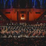 La Royal Philharmonic Orchestra inaugura la temporada 25/26 de Ibermúsica. Su director titular, Vasily Petrenko, estará al frente de la formación los días 29 y 30 de octubre a las 19:30h en el Auditorio Nacional de Música de Madrid. La agrupación contará con Mao Fujita y Simon Trpčeski como solistas invitados en obras de Grieg y Prokófiev. Esta será la última parada de una gira por España que pasará por Valencia, Barcelona y Zaragoza los días 26, 27 y 28.