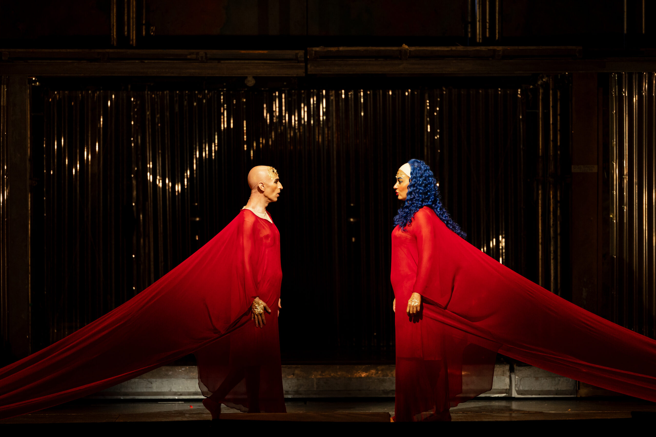 Akhnaten, de Philip Glass, en el Gran Teatre del Liceu Akhnaten, de Philip Glass. Anthony Roth Costanzo, Rihab Chaleb, Katerina Estrada Tretyakova, Joan Martín-Royo, Toni Marsol, José Manuel Montero, Zachary James, Alba Valdivieso, Carmen Buendía, Mar Esteve, Carol García, Marina Pinchuk, Anna Tobella. Cor i Orquestra del Gran Teatre del Liceu. Phelim McDermott, dirección de escena. Karen Kamensek, dirección musical. Gran Teatre del Liceu, 19 de octubre de 2025.