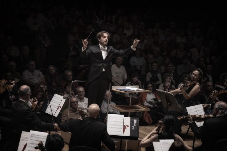 Un mal día lo tiene cualquieraCrítica. Temporada 2025-2026 del Palau de la Música. Programa: Obras de María de Pablos (Castilla), Falla-Coll (Fantasía Baetica), y Dvořák (Sinfonía del Nuevo Mundo). Orquestra de València. Director: Jaume Santonja. Lugar: Palau de la Música. Entrada: Alrededor de 1.600 espectadores. Fecha: Viernes, 21 noviembre 2025.