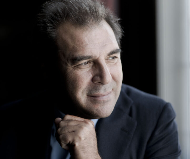 Daniele Gatti: “Dirigir las cuatro sinfonías de Brahms no es un reto, sino un regalo al público”Es una de las batutas más célebres y codiciadas de las últimas décadas. Milanés de 1961, titular de algunas de las más prestigiosas orquestas -entre ellas la Concertgebouw de Ámsterdam, Real Filarmónica de Londres, Nacional de Francia o, actualmente, la Staatskapelle de Dresde-, Daniele Gatti abre hoy, martes, en el Palau de Les Arts, el ciclo integral de las sinfonías de Brahms al frente de la Orquestra de la Comunitat Valenciana. Cuatro sinfonías en  dos conciertos que suponen puntos álgidos de la temporada sinfónica, y que se repetirán los días 19 y 21 en el Auditori de Castelló. En esta entrevista, acordada para hablar “exclusivamente” de Brahms, no oculta sentirse encantado de “disfrutar este bellísimo tiempo con una orquesta tan extremadamente preparada  y musical como la de la Comunitat Valenciana. Es estimulante encontrar y trabajar con una orquesta tan empeñada en la búsqueda de la verdadera calidad”, contaba el sábado, tras una apretada jornada de ensayos. En cuanto a futuras colaboraciones, es precavido: “Por ahora, vivo el presente y disfruto este bellísimo tiempo juntos. El futuro no lo conoce nadie. Veremos. ¡Pero nunca digo jamás”.