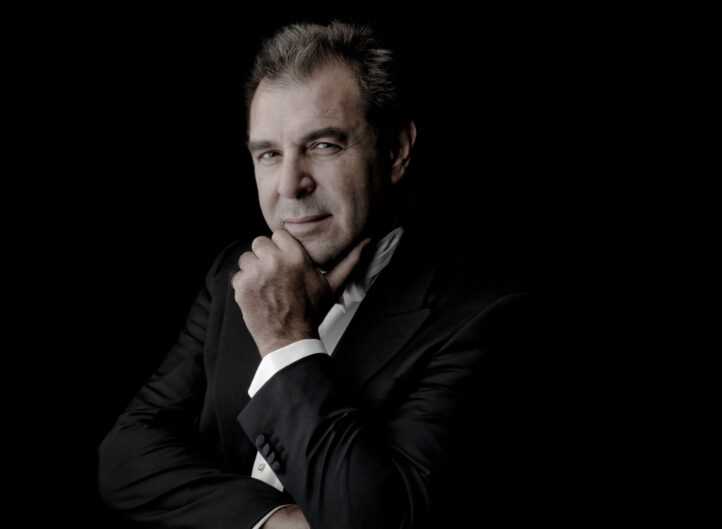 Daniele Gatti: “Dirigir las cuatro sinfonías de Brahms no es un reto, sino un regalo al público”Es una de las batutas más célebres y codiciadas de las últimas décadas. Milanés de 1961, titular de algunas de las más prestigiosas orquestas -entre ellas la Concertgebouw de Ámsterdam, Real Filarmónica de Londres, Nacional de Francia o, actualmente, la Staatskapelle de Dresde-, Daniele Gatti abre hoy, martes, en el Palau de Les Arts, el ciclo integral de las sinfonías de Brahms al frente de la Orquestra de la Comunitat Valenciana. Cuatro sinfonías en  dos conciertos que suponen puntos álgidos de la temporada sinfónica, y que se repetirán los días 19 y 21 en el Auditori de Castelló. En esta entrevista, acordada para hablar “exclusivamente” de Brahms, no oculta sentirse encantado de “disfrutar este bellísimo tiempo con una orquesta tan extremadamente preparada  y musical como la de la Comunitat Valenciana. Es estimulante encontrar y trabajar con una orquesta tan empeñada en la búsqueda de la verdadera calidad”, contaba el sábado, tras una apretada jornada de ensayos. En cuanto a futuras colaboraciones, es precavido: “Por ahora, vivo el presente y disfruto este bellísimo tiempo juntos. El futuro no lo conoce nadie. Veremos. ¡Pero nunca digo jamás”.