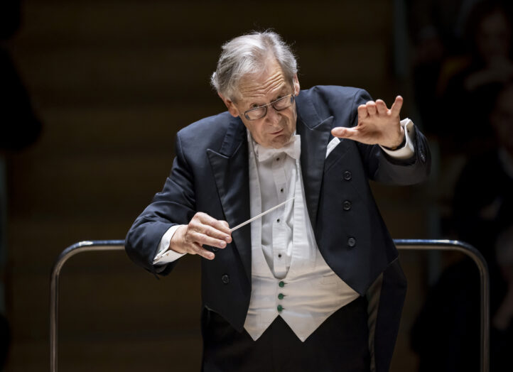 John Eliot Gardiner impone criterioORQUESTRA DE LA COMUNITAT VALENCIANA. John Eliot Gardiner (director). Programa: Obras de Dvořák (Sexta sinfonía) y Sibelius (Quinta sinfonía). ­Lu­gar: Palau de les Arts (Auditori). Entrada: Alrededor de 1.200. Fecha: Miércoles, 12 noviembre 2025.