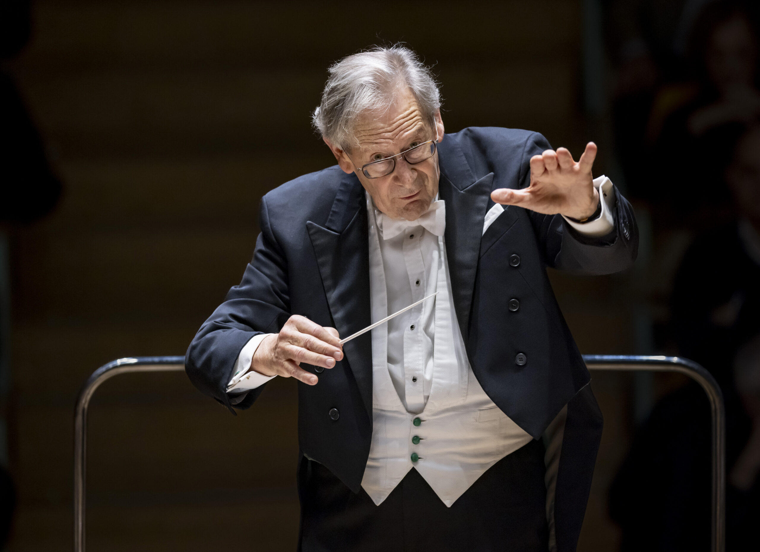 John Eliot Gardiner impone criterio ORQUESTRA DE LA COMUNITAT VALENCIANA. John Eliot Gardiner (director). Programa: Obras de Dvořák (Sexta sinfonía) y Sibelius (Quinta sinfonía). ­Lu­gar: Palau de les Arts (Auditori). Entrada: Alrededor de 1.200. Fecha: Miércoles, 12 noviembre 2025.