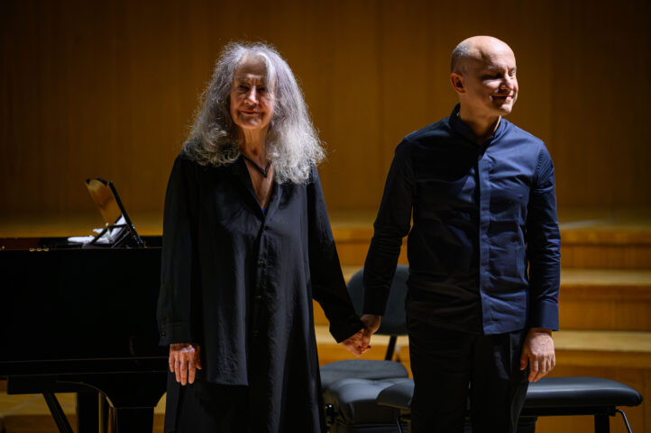 EFUSIÓN, EXPRESIÓN Y RIGORObras de Mozart, Beethoven, Shostakovich y Ravel. Martha Argerich, Nelson Goerner, pianos. Madrid, Auditorio Nacional, 3 de noviembre de 2025. La Filarmónica.