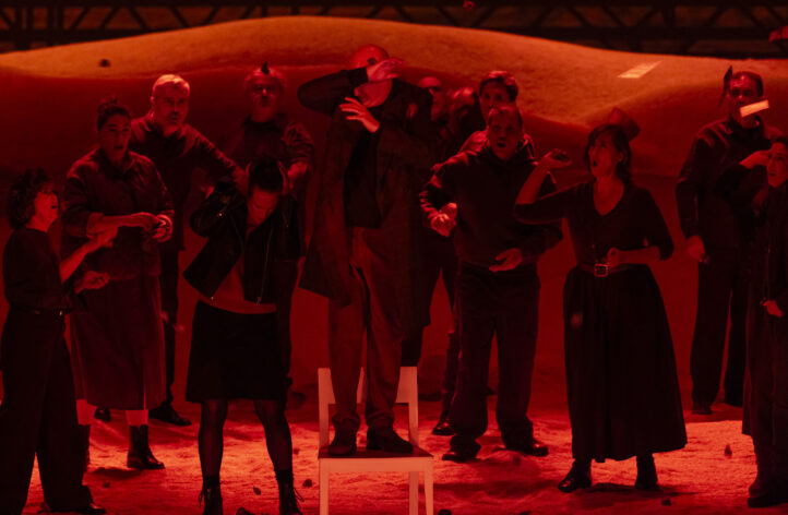 Enemigo del pueblo: el genio incandescente de Francisco CollENEMIGO DEL PUEBLO, de Francisco Coll. Ópera en dos actos. Libreto de Àlex Rigola, basado en la obra homónima de Henrik Ibsen. Reparto: José Antonio López (Doctor), Moisés Marín (Alcalde), Brenda Rae (Petra), Isaac Galán (Mario), Marta Fontanals-Simmons (Marta). Orquestra de la Comunitat Valenciana. Cor de la Generalitat Valenciana (Jordi Blanch, director). Producción: Nueva producción del Palau de les Arts Reina Sofía, en coproducción con el Teatro Real de Madrid. Director de escena: Àlex Rigola. Escenografía y vestuario: Patricia Albizu. Iluminación: Carlos Marquerie. Vídeo: Álvaro Luna. Dirección musical: Francisco Coll. Lugar: Palau de les Arts. Entrada: 1.400 espectadores. Fecha: miércoles, 5 noviembre 2025 (se repite los días 7 y 9 noviembre)