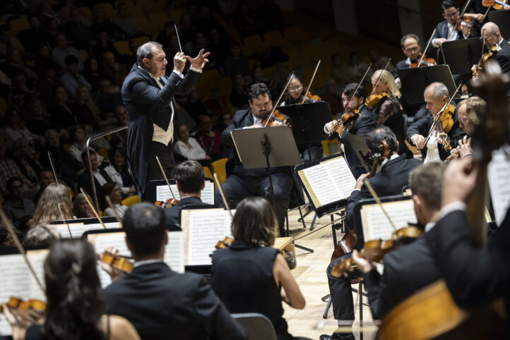 Brahms. Gatti. OCV. No hay palabrasORQUESTRA DE LA COMUNITAT VALENCIANA. Integral de la Sinfonías de Brahms (primera jornada). Daniele Gatti (director). Programa: Tercera y Primera sinfonías. Lugar: Palau de les Arts (Auditori). Entrada: Alrededor de 1.200. Fecha: Martes, 18 noviembre 2025.