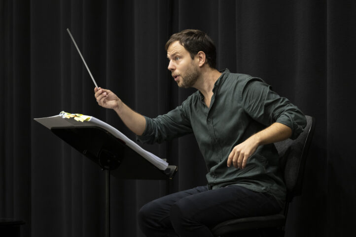 Francisco Coll conversa sobre Enemigo del pueblo: “La incultura de un pueblo, puede convertirse en el alimento de los tiranos”Valenciano de 1985, Francisco Coll es el compositor español de mayor proyección internacional desde Manuel de Falla. Nunca antes la música de un creador español contemporáneo había surcado los atriles del mundo de forma tan presente, solicitada y diversa. Aunque ronda los cuarenta, su aspecto es aún veinteañero. Radicado en Suiza desde 2012, cerca de Lucerna, pintor de brocha fina además de compositor, Coll recorre el mundo asistiendo y participando en sus estrenos, que se disputan las mejores orquestas, solistas y directores, de la Filarmónica de Londres a la de Los Ángeles, de Gustavo Gimeno a Javier Perianes, Kiril Gerstein o Patricia Kopatchinskaya. En esta ocasión, estrena en su propia ciudad natal Enemigo del pueblo, un ambicioso proyecto operístico basado en la obra teatral Un enemigo del pueblo, de Henrik Ibsen, que surge como coproducción comisionada por el Palau de Les Arts y el Teatro Real de Madrid. De ella y de otras cosas conversa en estas largas líneas en las que late la lucidez de quien es uno de los creadores musicales más brillantes y talentosos de la actualidad.