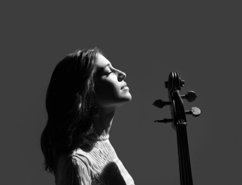 La chelista Camille Thomas reivindica el antibelicismo junto a la Euskadiko Orkestra