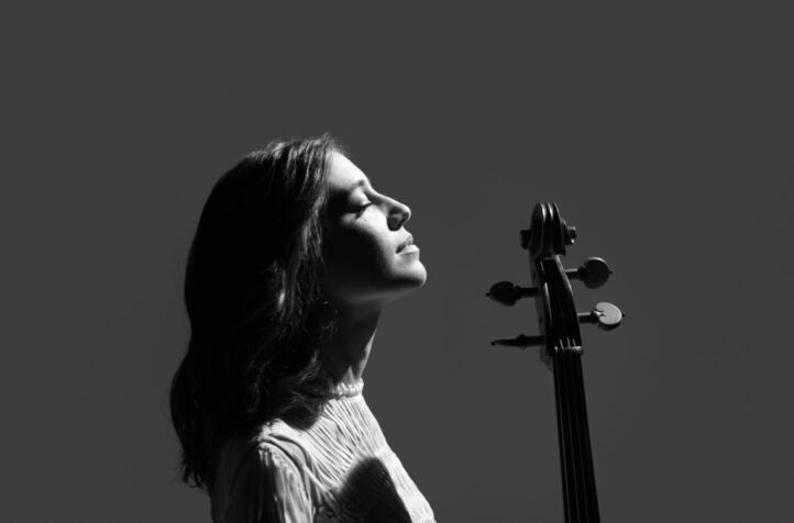 La violonchelista franco-belga Camille Thomas, cuyos vídeos se hicieron virales durante la pandemia por tocar en las azoteas de París, se une a la Euskadiko Orkestra para abordar el concierto para violonchelo Never Give Up, escrita por el compositor turco Fazil Say expresamente para ella. Dos sinfonías dispares de Haydn y Schmidt completarán este programa de conciertos dirigido por la austriaca Katharina Müllner, con entradas a la venta para los conciertos de San Sebastián, Bilbao y Pamplona, de 10 a 40 euros.