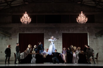 El Teatro de la Maestranza acoge por primera vez Lucrezia Borgia, la intensa ópera de Gaetano Donizetti, en tres funciones los días 3, 6 y 9 de diciembre. La producción, de gran ambición artística, es fruto de una coproducción entre el Teatro de la Maestranza, el Auditorio de Tenerife, la Ópera de Oviedo y el Teatro Comunale de Bolonia.