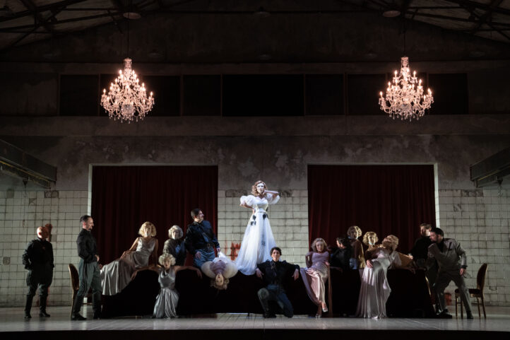 El Teatro de la Maestranza acoge por primera vez Lucrezia Borgia, la intensa ópera de Gaetano Donizetti, en tres funciones los días 3, 6 y 9 de diciembre. La producción, de gran ambición artística, es fruto de una coproducción entre el Teatro de la Maestranza, el Auditorio de Tenerife, la Ópera de Oviedo y el Teatro Comunale de Bolonia.