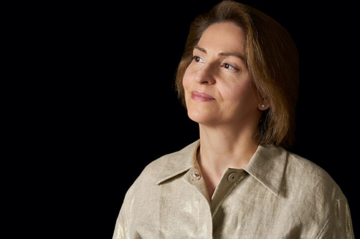 La compositora Carme Fernández Vidal protagoniza un nuevo concierto de la OCNE con el estreno absoluto de su obra Se sueña que está soñando, inspirada en un texto de Eugenio Trías. La compositora mallorquina consolida su lenguaje poético y personal con una obra orquestal que traza un diálogo entre palabra y sonido, puente entre tradición y contemporaneidad. Completan el programa obras de Copland, Gershwin y Rimski-Korsakov.