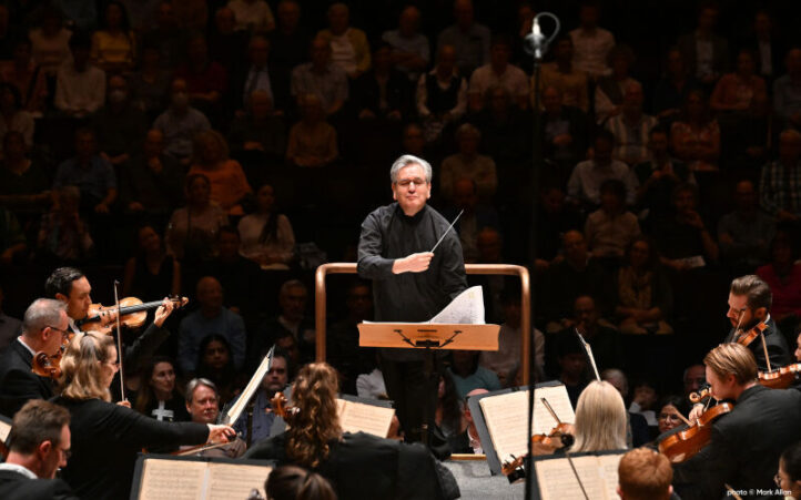 El mes de diciembre llega a Mezzo y Mezzo Live con una de las programaciones más ambiciosas del año: directos sinfónicos de gran formato, estrenos inéditos procedentes de festivales internacionales y una selección que reúne a algunas de las figuras más influyentes de la música clásica, el jazz y la danza. La Filarmónica de Viena con Jakub Hrůša, la London Symphony Orchestra con Antonio Pappano, estrenos de Bayreuth, Verbier o Chantilly, solistas como Evgeny Kissin y directores históricos como Claudio Abbado o Sir Colin Davis conforman un mes que amplía horizontes y celebra la diversidad musical.