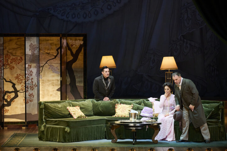 UNA NOCHE DISFRUTONA Palacio Euskalduna, Bilbao. 22-XI-2025. Adriana Lecouvreur, ópera en cuatro actos con música de Francesco Cilea y libreto de Arturo Colautti. Intérpretes: María Agresta, Silvia Tro Santafé, Jorge de León, Carlos Álvarez, Olga Revuelta, Anna Gomà, José Manuel Díaz, Josu Cabrero, Martín Barcelona. Coro de Ópera de Bilbao (Esteban Urcelay, director). Bilbao Orkestra Sinfonikoa. Director de escena: Mario Pontiglia. Director musical/maestro concertador: Marco Armiliato. Producción: Abao Bilbao Ópera – Teatro Lirico di Cagliari.