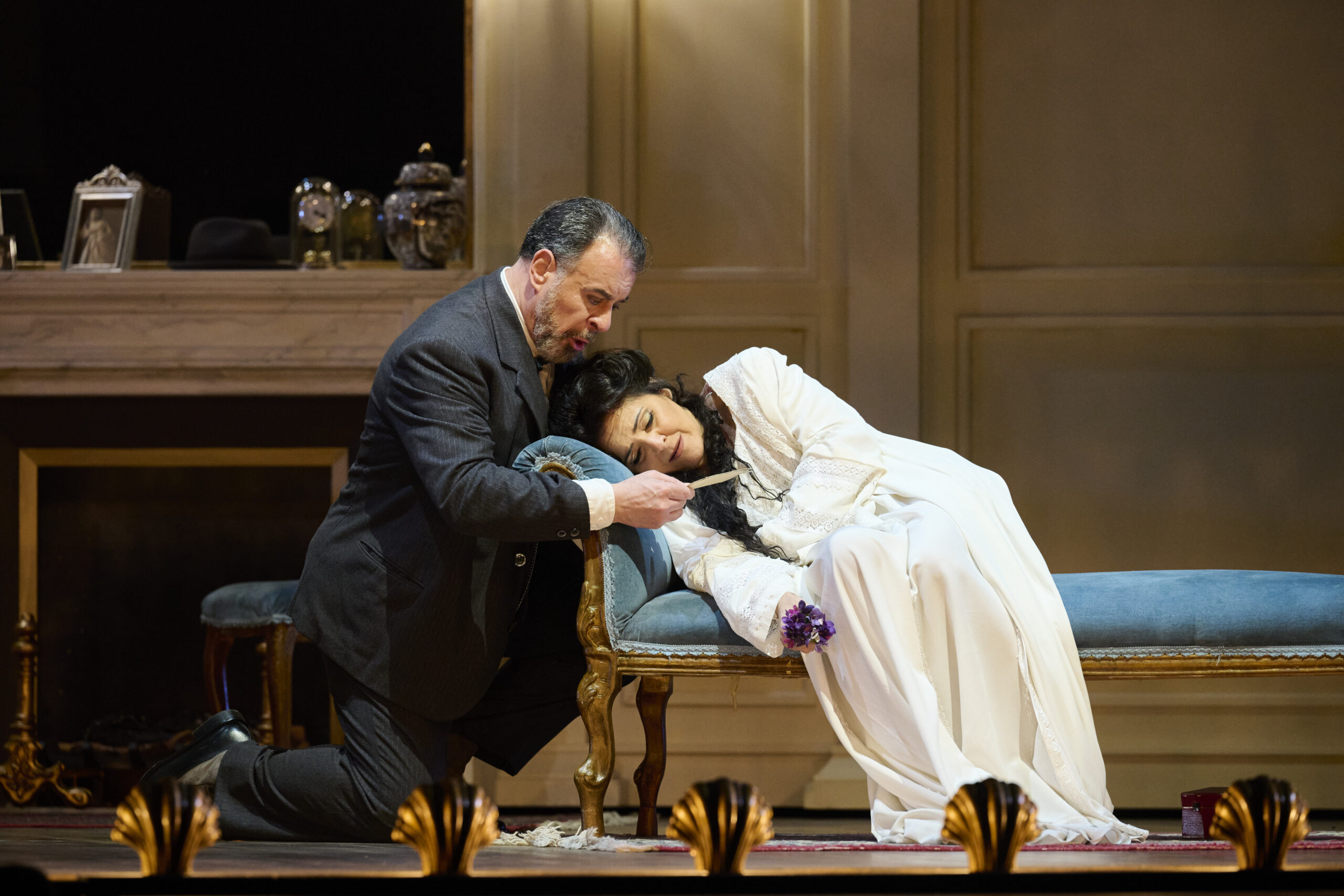 UNA NOCHE DISFRUTONA Palacio Euskalduna, Bilbao. 22-XI-2025. Adriana Lecouvreur, ópera en cuatro actos con música de Francesco Cilea y libreto de Arturo Colautti. Intérpretes: María Agresta, Silvia Tro Santafé, Jorge de León, Carlos Álvarez, Olga Revuelta, Anna Gomà, José Manuel Díaz, Josu Cabrero, Martín Barcelona. Coro de Ópera de Bilbao (Esteban Urcelay, director). Bilbao Orkestra Sinfonikoa. Director de escena: Mario Pontiglia. Director musical/maestro concertador: Marco Armiliato. Producción: Abao Bilbao Ópera – Teatro Lirico di Cagliari.