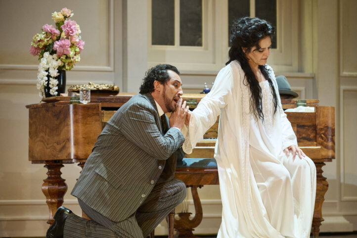 Comentarios en prensa: Adriana Lecouvreur de Cilea, en ABAOAdriana Lecouvreur de Francesco Cilea. Intérpretes: María Agresta, Silvia Tro Santafé, Jorge de León, Carlos Álvarez, Olga Revuelta, Anna Gomà, José Manuel Díaz, Josu Cabrero, Martín Barcelona. Coro de Ópera de Bilbao. Orquesta Sinfónica de Bilbao. Director de escena: Mario Pontiglia. Director musical: Marco Armiliato. Producción: Abao y  Teatro Lirico di Cagliari. Palacio Euskalduna, Bilbao. 22-de noviembre de 2025.