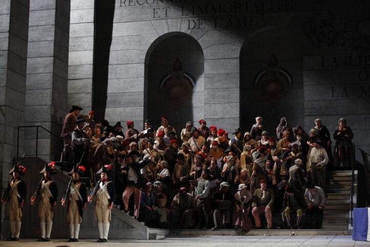 La ópera Andrea Chénier, una de las tragedias más intensas del repertorio verista, será la encargada de cerrar la programación de la temporada MET 2025 en Cine Yelmo. La función, retransmitida en directo desde el Metropolitan Opera de Nueva York el sábado 13 de diciembre, podrá verse en salas de toda España gracias a +Que Cine. Protagonizada por el aclamado tenor Piotr Beczala, esta historia de amor, revolución y destino trágico promete una velada de gran emoción y espectáculo lírico.