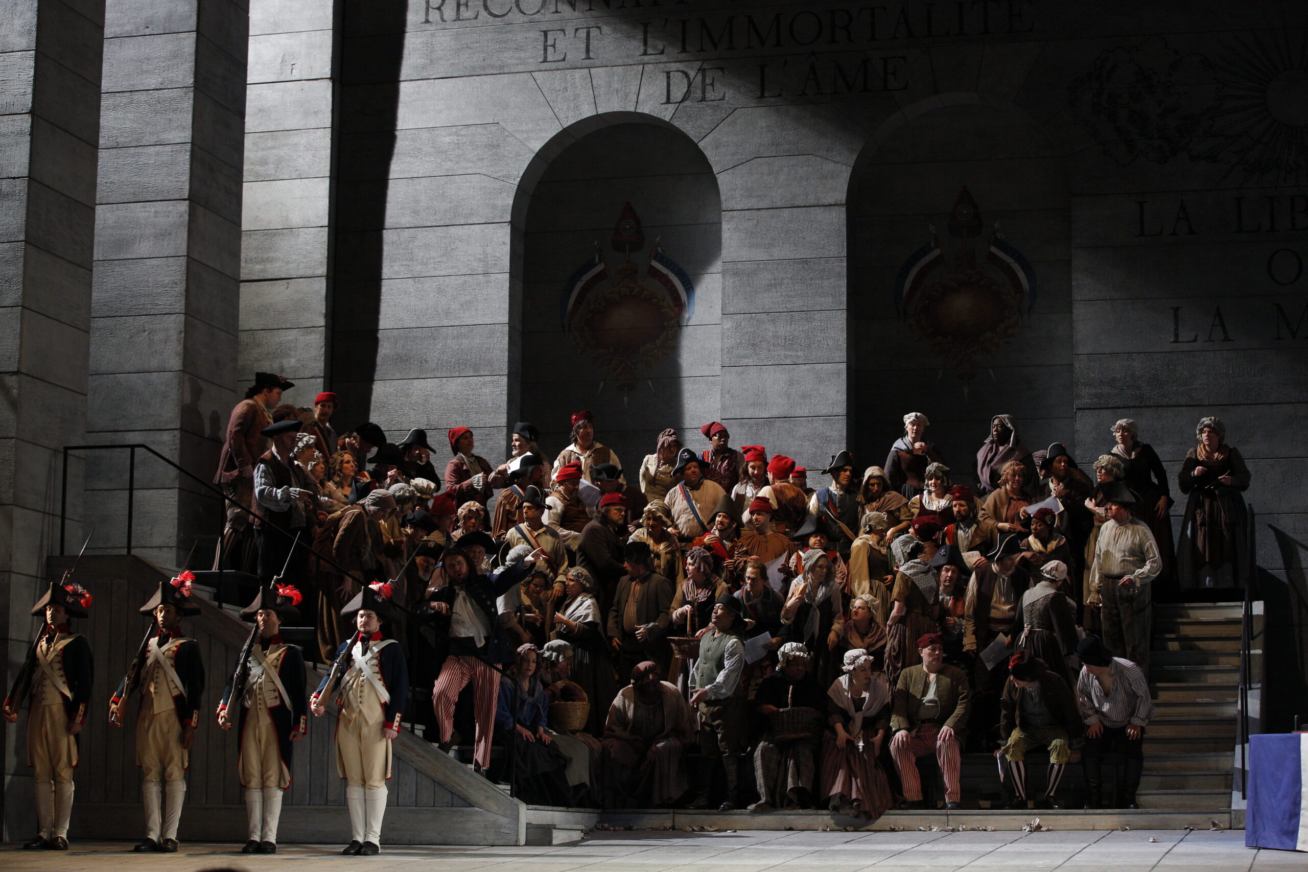 La ópera Andrea Chénier, una de las tragedias más intensas del repertorio verista, será la encargada de cerrar la programación de la temporada MET 2025 en Cine Yelmo. La función, retransmitida en directo desde el Metropolitan Opera de Nueva York el sábado 13 de diciembre, podrá verse en salas de toda España gracias a +Que Cine. Protagonizada por el aclamado tenor Piotr Beczala, esta historia de amor, revolución y destino trágico promete una velada de gran emoción y espectáculo lírico.