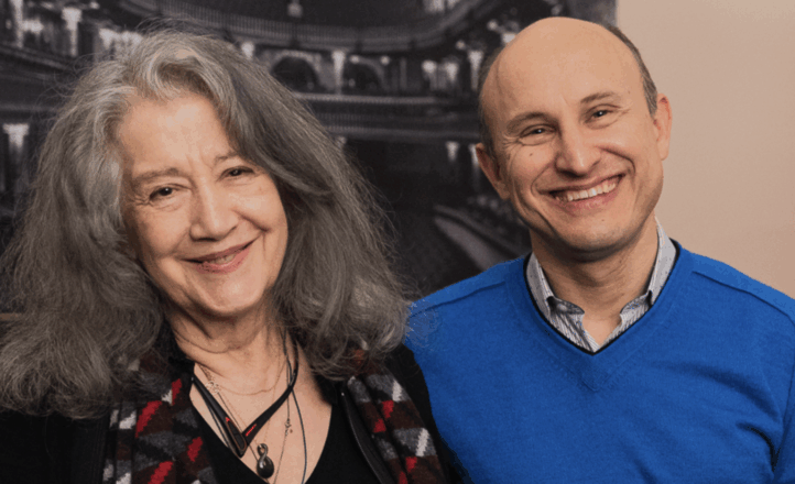El 3 de noviembre de 2025, la Sala Sinfónica del Auditorio Nacional de Madrid acogerá un acontecimiento excepcional: Martha Argerich y Nelson Goerner ofrecerán un recital a cuatro manos y dos pianos dentro de La Filarmónica. El programa abarca desde el clasicismo hasta el siglo XX, con obras emblemáticas de Mozart, Beethoven, Shostakovich y Ravel. La velada comenzará con la Sonata KV 521 de Mozart, continuará con la imponente Grosse Fuge de Beethoven, el Concertino Op. 94 de Shostakovich y finalizará con Ma mère l’Oye y La Valse de Ravel. Un encuentro único entre dos leyendas argentinas del piano.