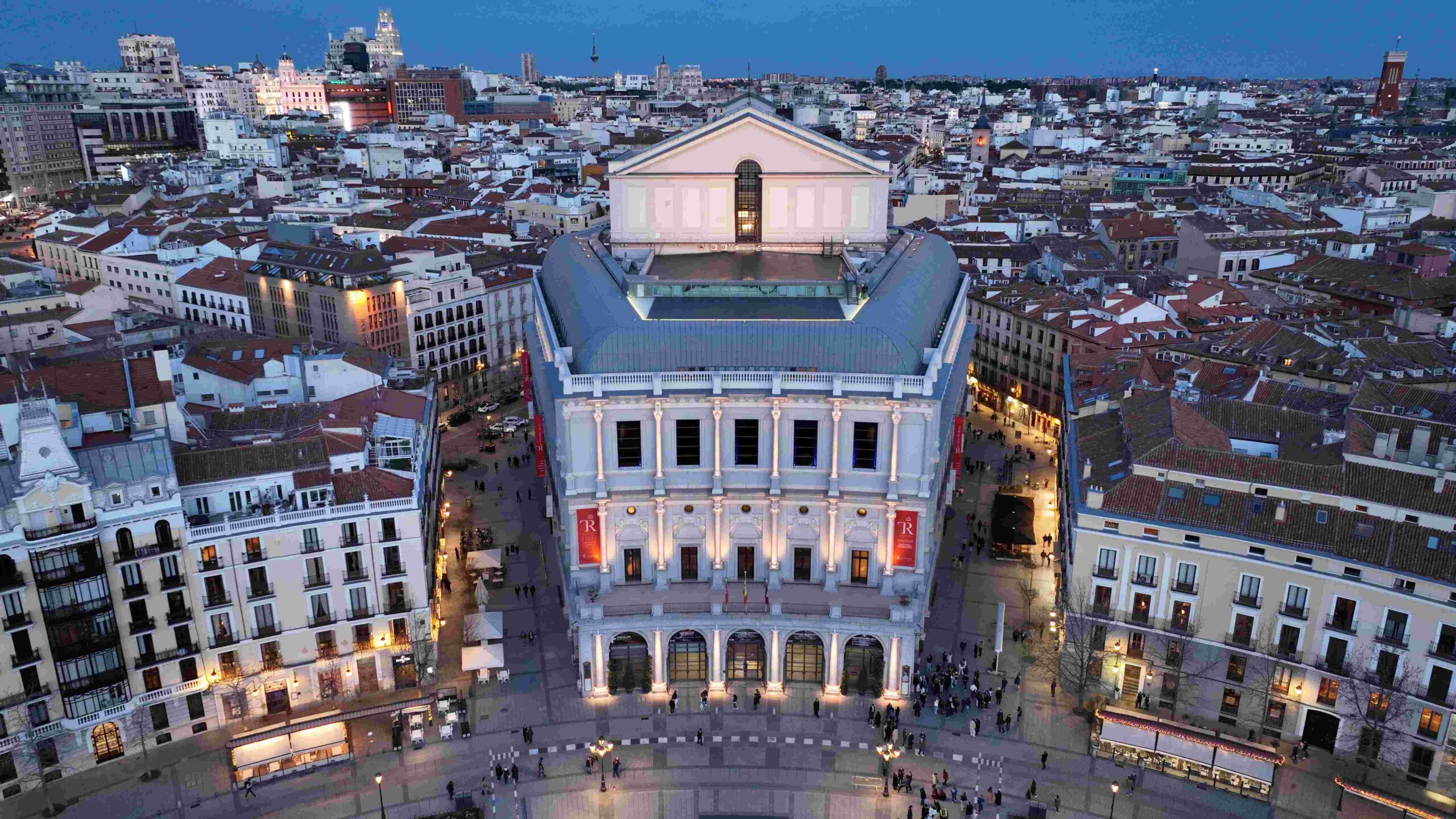 El Teatro Real ha sido galardonado con el Premio Nacional de Turismo 2025, en la categoría de Internacionalización. El jurado de esta convocatoria ha concedido el reconocimiento en reconocimiento de la proyección exterior de la institución madrileña, considerándola, a su vez, como "embajador cultural de España en el mundo".