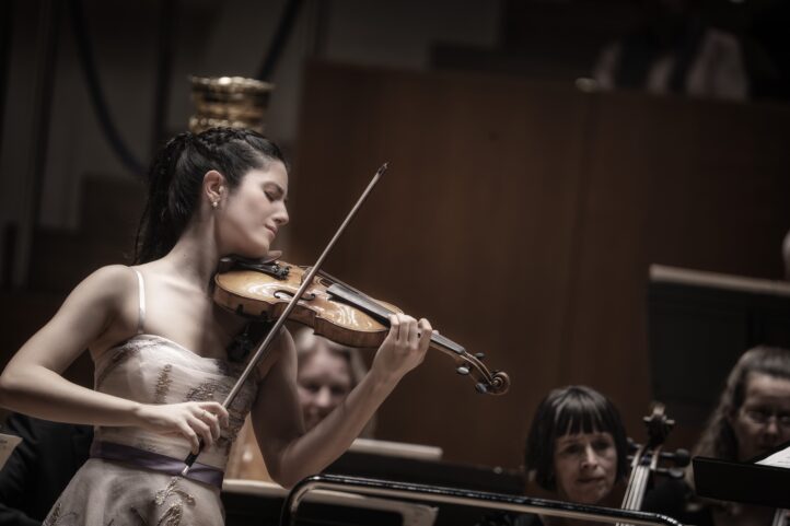 María Dueñas, arrojo y temperamento TEMPORADA 2025-2026 del Palau de la Música. Orquesta de Cámara de Europa. Director: Antonio Pappano. Solista: María Dueñas (violín). Programa: Obras de Lalo y Dvořák. Lugar: Palau de la Música. Entrada: Alrededor de 1.781 espectadores (lleno). Fecha: Martes, 11 noviembre 2025.