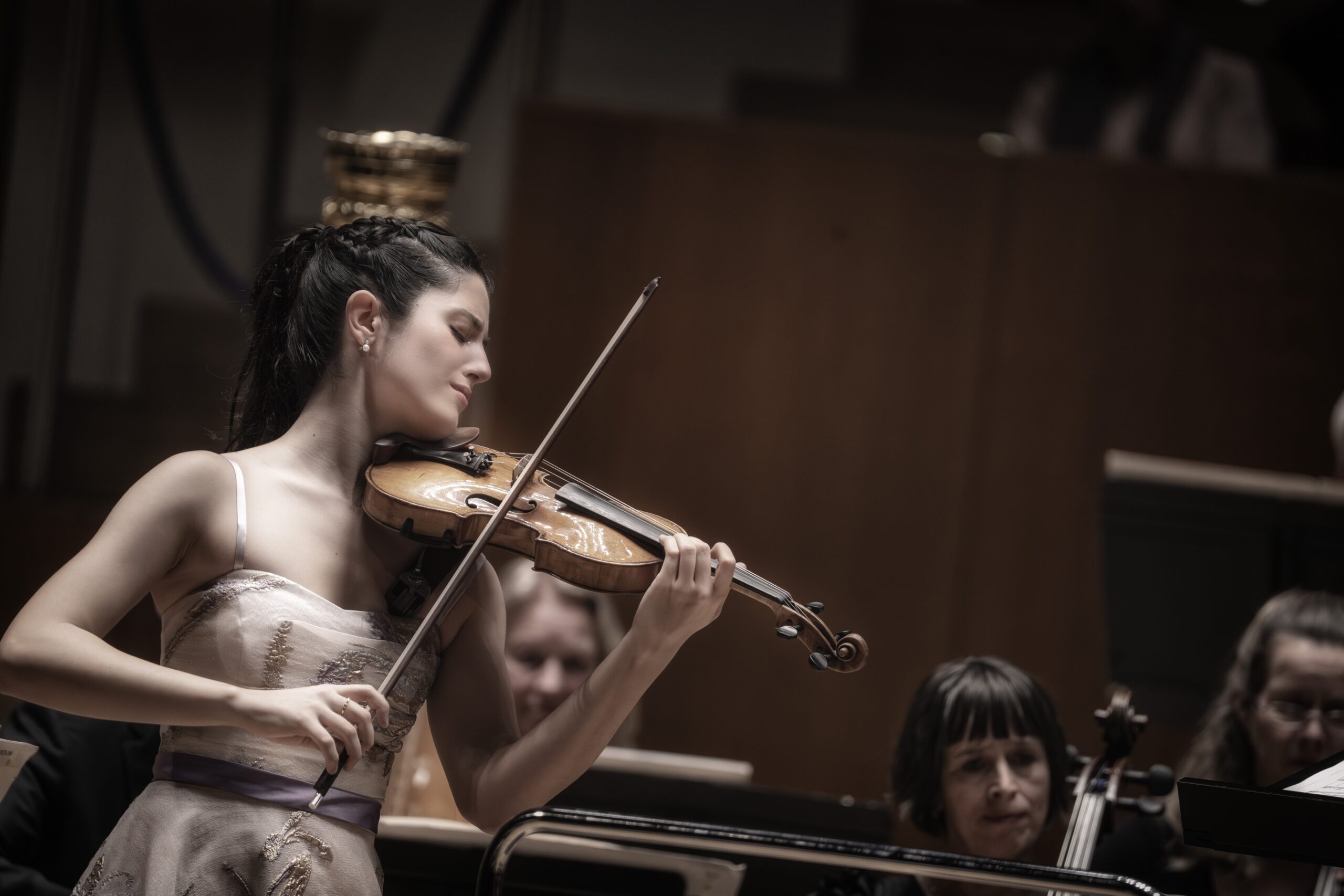 María Dueñas, arrojo y temperamento TEMPORADA 2025-2026 del Palau de la Música. Orquesta de Cámara de Europa. Director: Antonio Pappano. Solista: María Dueñas (violín). ­Programa: Obras de Lalo y Dvořák. Lu­gar: Palau de la Música. Entrada: Alrededor de 1.781 espectadores (lleno). Fecha: Martes, 11 noviembre 2025.
