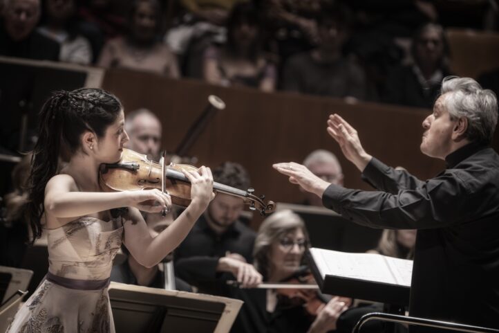 María Dueñas, arrojo y temperamentoTEMPORADA 2025-2026 del Palau de la Música. Orquesta de Cámara de Europa. Director: Antonio Pappano. Solista: María Dueñas (violín). Programa: Obras de Lalo y Dvořák. Lugar: Palau de la Música. Entrada: Alrededor de 1.781 espectadores (lleno). Fecha: Martes, 11 noviembre 2025.