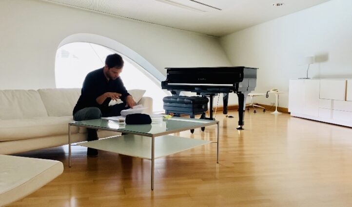 Francisco Coll conversa sobre Enemigo del pueblo: “La incultura de un pueblo, puede convertirse en el alimento de los tiranos”Valenciano de 1985, Francisco Coll es el compositor español de mayor proyección internacional desde Manuel de Falla. Nunca antes la música de un creador español contemporáneo había surcado los atriles del mundo de forma tan presente, solicitada y diversa. Aunque ronda los cuarenta, su aspecto es aún veinteañero. Radicado en Suiza desde 2012, cerca de Lucerna, pintor de brocha fina además de compositor, Coll recorre el mundo asistiendo y participando en sus estrenos, que se disputan las mejores orquestas, solistas y directores, de la Filarmónica de Londres a la de Los Ángeles, de Gustavo Gimeno a Javier Perianes, Kiril Gerstein o Patricia Kopatchinskaya. En esta ocasión, estrena en su propia ciudad natal Enemigo del pueblo, un ambicioso proyecto operístico basado en la obra teatral Un enemigo del pueblo, de Henrik Ibsen, que surge como coproducción comisionada por el Palau de Les Arts y el Teatro Real de Madrid. De ella y de otras cosas conversa en estas largas líneas en las que late la lucidez de quien es uno de los creadores musicales más brillantes y talentosos de la actualidad.