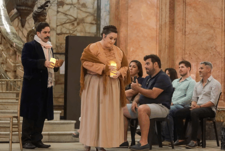 Río de Janeiro más allá del samba: La bohème, en versión reducida y gratuita La bohème, música de Giacomo Puccini y libreto de Giuseppe Giacosa y Luigi Illica, basado en la novela del mismo título de Henri Murger. Reparto: Michele Menezes como Mimi, Ivan Jorgensen como Rodolfo, Flávio Mello como Marcello, Mariana Gomes como Musetta, Fabrízio Claussen como Schaunard y Patrick de Oliveira como Coline. Mónica Biel, narradora al principio de cada acto. Eliara Puggina al piano, bajo la dirección musical de Cyrano Sales. Dirección escénica de Moacir Chaves. Producción de Helene Nascimento. Versión reducida para canto y piano de Carlo Carignani. Escalinata del Theatro Municipal, Río de Janeiro, 18 de noviembre 2025.