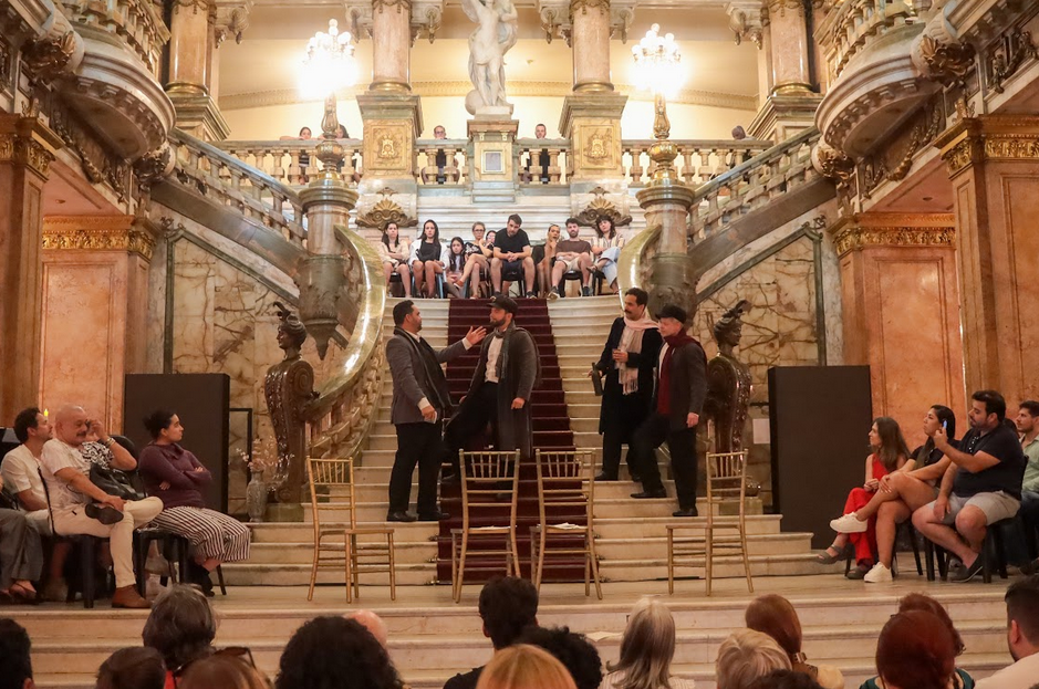 Río de Janeiro más allá del samba: La bohème, en versión reducida y gratuita La bohème, música de Giacomo Puccini y libreto de Giuseppe Giacosa y Luigi Illica, basado en la novela del mismo título de Henri Murger. Reparto: Michele Menezes como Mimi, Ivan Jorgensen como Rodolfo, Flávio Mello como Marcello, Mariana Gomes como Musetta, Fabrízio Claussen como Schaunard y Patrick de Oliveira como Coline. Mónica Biel, narradora al principio de cada acto. Eliara Puggina al piano, bajo la dirección musical de Cyrano Sales. Dirección escénica de Moacir Chaves. Producción de Helene Nascimento. Versión reducida para canto y piano de Carlo Carignani. Escalinata del Theatro Municipal, Río de Janeiro, 18 de noviembre 2025.