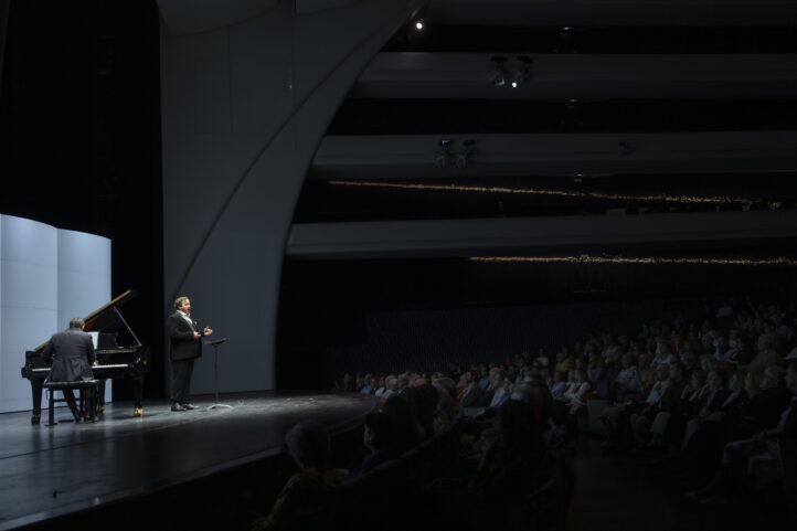 Michael Spyres, baritenor sin tonteríaCICLO “LES ARTS ÉS LIED”. Michael Spyres (tenor). Mathieu Pordoy (piano). Programa: Obras de Beethoven, Wagner, Liszt y Mahler. Lugar: València, Palau de les Arts (Sala Principal). Entrada: Alrededor de 800 espectadores. Fecha: Domingo, 16 noviembre 2025.