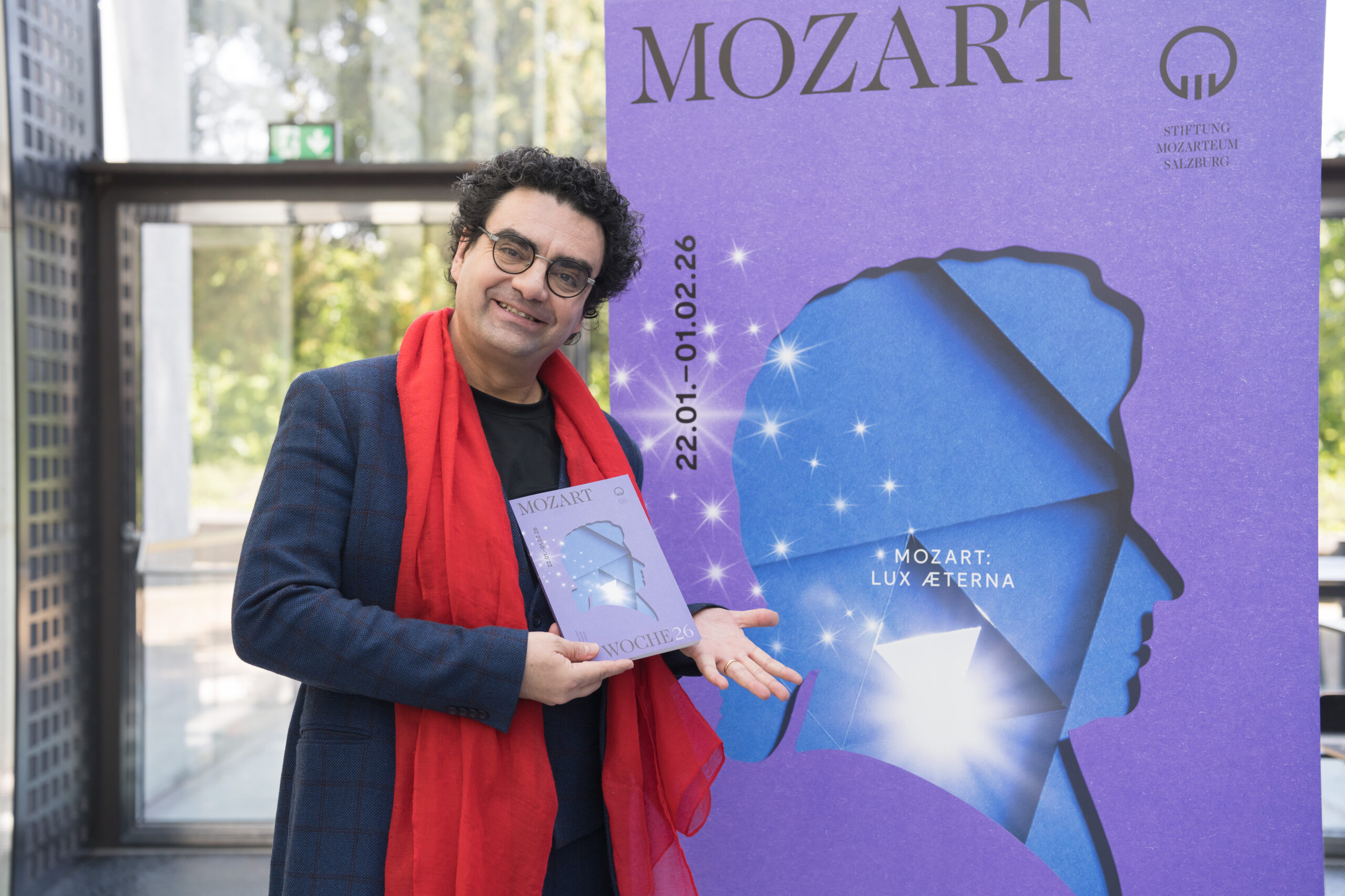 El Festival Mozart Week 2026, que se celebrará en Salzburgo del 22 de enero al 1 de febrero, conmemora simultáneamente dos hitos: el 270º aniversario del nacimiento del compositor austriaco y el 70º aniversario del propio festival, convertido desde 1956 en el mayor referente internacional dedicado al compositor. Bajo el lema Mozart: lux æterna, la edición de 2026 ofrecerá una programación amplia y diversa que combina ópera, conciertos sinfónicos, música de cámara, estrenos mundiales, actividades interactivas y propuestas escénicas innovadoras.