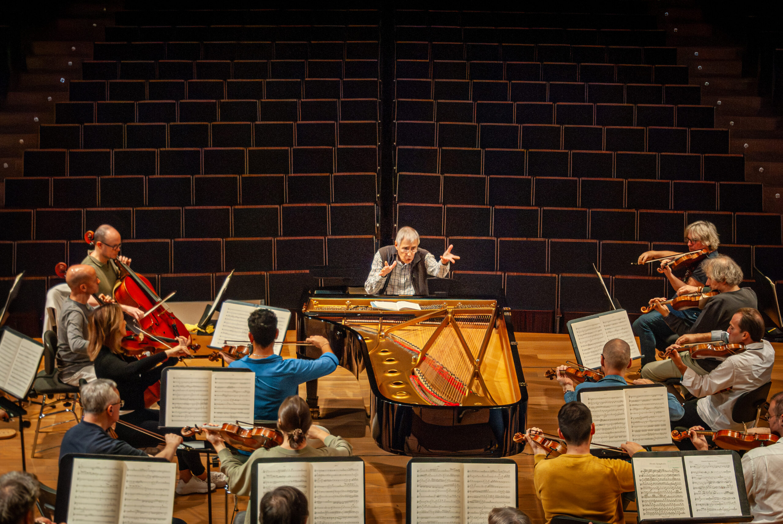 Christian Zacharias, principal director invitado de la OCG, llega a la ciudad de la Alhambra este viernes, 7 de noviembre, para abordar el Concierto para piano núm. 2 de Beethoven, en un concierto que cuenta también con obras de Schoenberg y Schubert. 