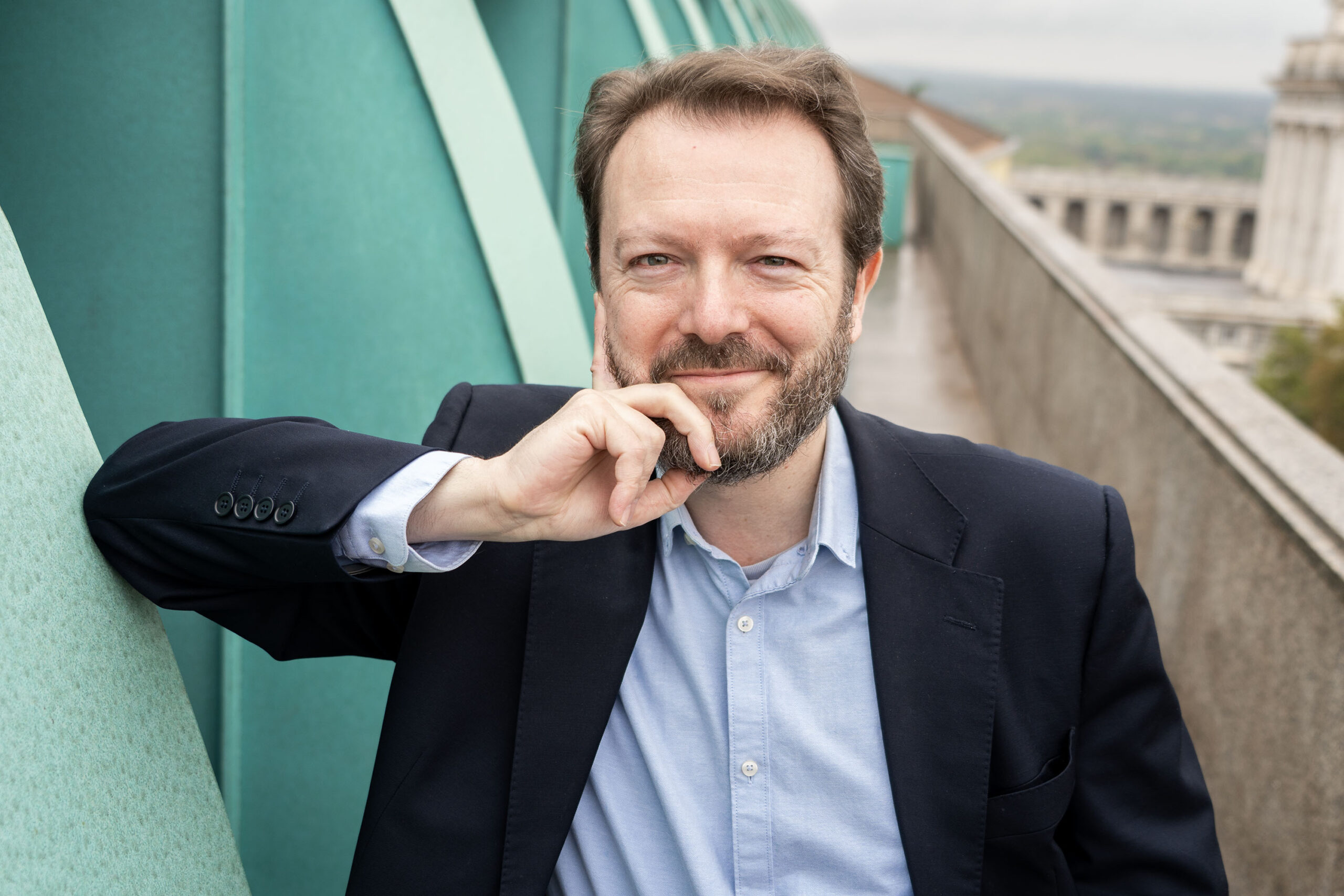 David Afkham estrena al frente de la Orquesta Nacional de España (ONE) VISITACION[e]S, de Òscar Colomina i Bosch, junto a obras de Mahler y Berg. La obra, encargo de la Orquesta y Coro Nacionales de España, tendrá como solista a la soprano Jone Martínez y se interpretará los días 28, 29 y 30 de noviembre en el Auditorio Nacional de Música.