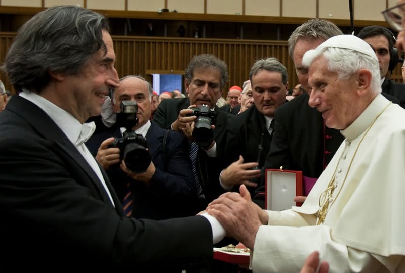 La Fundación Joseph Ratzinger–Benedicto XVI ha anunciado que el Papa León XIV ha aprobado la concesión del Premio Ratzinger 2025 al célebre director italiano Riccardo Muti, figura clave de la música clásica contemporánea y una de las batutas más influyentes del último medio siglo. El galardón se entregará el próximo 12 de diciembre durante un concierto de Navidad en el Aula Pablo VI del Vaticano, donde Muti dirigirá en presencia del pontífice.