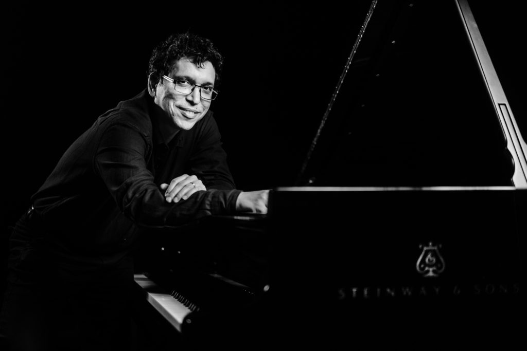 La Escuela Superior de Música Reina Sofía presenta la primera edición de “Clásica&…”, un ciclo de conciertos que apuesta por derribar fronteras entre la música clásica y otros lenguajes como el jazz, el flamenco, la canción de autor o la electrónica. Su primera cita, dedicada al latin jazz de Pepe Rivero, tendrá lugar el viernes y el sábado en el Auditorio Sony, inaugurando un proyecto que invita al público a descubrir nuevas maneras de escuchar.