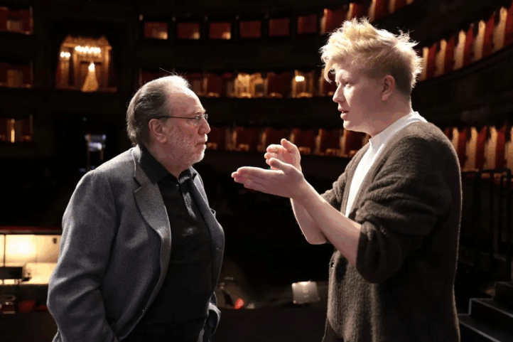 La Scala de Milán inaugura la temporada 2025/26 con un homenaje a Shostakóvich en el 50 aniversario de su muerte. Su controvertida ópera Lady Macbeth de Mtsensk llega al afamado escenario italiano con una producción firmada por Vasily Barkhatov, con Riccardo Chailly en el foso. El desgarrador drama basado en la novela de Nikolái Leskov, con la realidad soviética de la primera mitad del siglo XX como espacio principal, contará con un cartel de solistas encabezados por la soprano Sara Jakubiak en el rol protagonista.