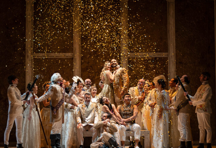 La elegancia de Emilio Sagi triunfa en JerezManuel Penella: Don Gil de Alcalá. Marc Sala, Sofía Esparza, Manuel de Diego, Zayra Ruiz, Pablo Ruiz, Carlos Daza, David Rubiera, Leticia Rodríguez, Gonzalo Ruiz, Gregorio García y Alejandro Otero. Coro del Teatro Villamarta. Orquesta Ciudad de Granada. Dirección de escena: Emilio Sagi. Dirección musical: Cecilia Bercovich. Teatro Villamarta, Jerez de la Frontera, 23 de noviembre de 2025.