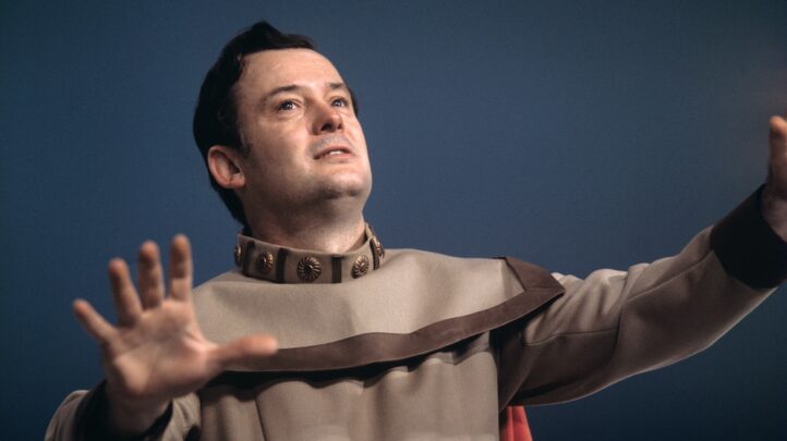 Desde el Walhalla: James King en La valquiriaLa música ha perdido recientemente a dos cantantes reconocidos por sus dotes a la hora de abordar los grandes roles wagnerianos: Sir Donald McIntrye y Gary Lakes. Recordamos, ahora, a otra luminaria de la interpretación de las obras del compositor alemán, un heldentenor de poderosos medios.