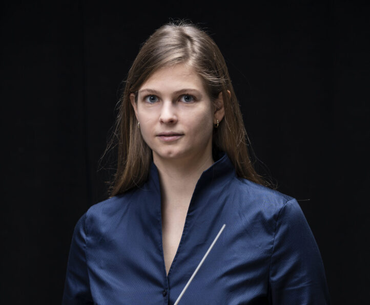 La violonchelista franco-belga Camille Thomas, cuyos vídeos se hicieron virales durante la pandemia por tocar en las azoteas de París, se une a la Euskadiko Orkestra para abordar el concierto para violonchelo Never Give Up, escrita por el compositor turco Fazil Say expresamente para ella. Dos sinfonías dispares de Haydn y Schmidt completarán este programa de conciertos dirigido por la austriaca Katharina Müllner, con entradas a la venta para los conciertos de San Sebastián, Bilbao y Pamplona, de 10 a 40 euros.