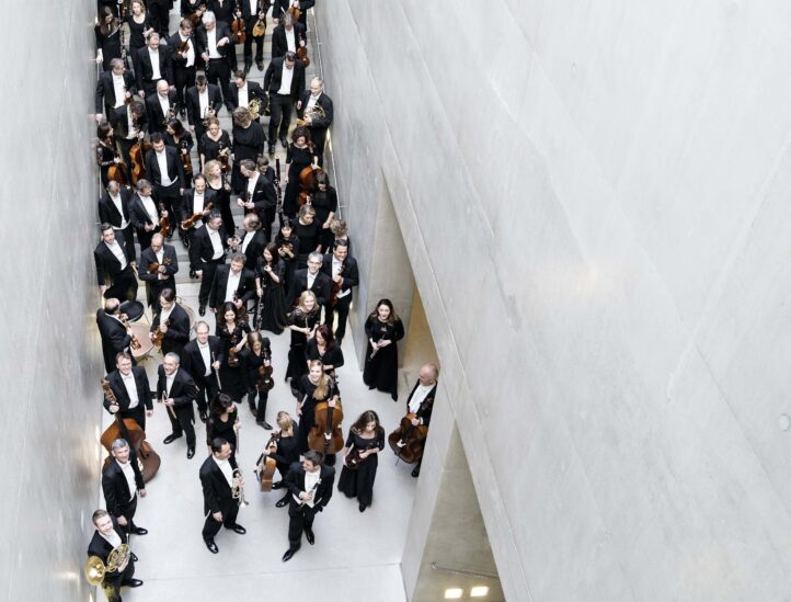 EN EL FIEL DE LA BALANZAObras de Mozart, Dvorák y Beethoven. Julia Hagen, chelo. Orquesta Mozarteum Salzburgo. Director: Trevor Pinnock. Auditorio Nacional, 18 de noviembre de 2025. La Filarmónica.