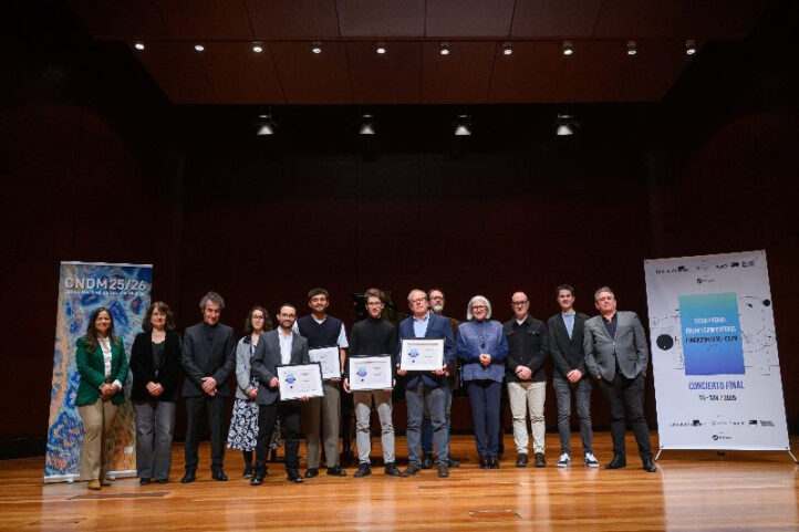 El joven compositor madrileño Andrés Poncela se ha alzado con la victoria en el 36.º Premio Jóvenes Compositores Fundación SGAE – CNDM. El galardón ha sido concedido gracias a la obra Un otoño para dar madurez al canto, una obra inspirada en el poema de Friedrich Hölderlin ‘An die Parfzen’, interpretada en un concierto celebrado en el Auditorio 400 del MNCARS, en el marco del ciclo SERIES 20/21 del Centro Nacional de Difusión Musical.