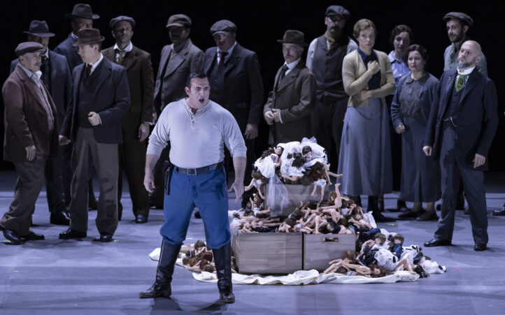 Luisa Miller, cuando lo sobresaliente se convierte en memorableLUISA MILLER, de Giuseppe Verdi. “Melodramma tragico” en tres actos. Libreto de Salvatore Cammarano, basado en la obra de teatro Kabale und Liebe (Intriga y amor), de Friedrich von Schiller. Repar­to: Mariangela Sicilia, Freddie de Tommaso, Germán Enrique Alcántara, Alex Esposito, Maria Barakova, Gianluca Buratto, Lora Grigorieva. Dirección de escena: Valentina Granados. Cor de la Generalitat Valenciana (Jordi Blanch Tordera, director). Direc­ción musical: Mark Elder. Lugar: Lugar: Palau de les Arts. Entrada: 1.412 espectadores (lleno). Fecha: Miércoles, 10 diciembre 2025 (se repite los días 13, 17, 20 y 22 diciembre)