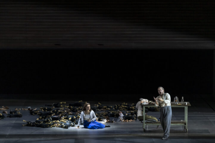 Luisa Miller, cuando lo sobresaliente se convierte en memorableLUISA MILLER, de Giuseppe Verdi. “Melodramma tragico” en tres actos. Libreto de Salvatore Cammarano, basado en la obra de teatro Kabale und Liebe (Intriga y amor), de Friedrich von Schiller. Reparto: Mariangela Sicilia, Freddie de Tommaso, Germán Enrique Alcántara, Alex Esposito, Maria Barakova, Gianluca Buratto, Lora Grigorieva. Dirección de escena: Valentina Granados. Cor de la Generalitat Valenciana (Jordi Blanch Tordera, director). Dirección musical: Mark Elder. Lugar: Lugar: Palau de les Arts. Entrada: 1.412 espectadores (lleno). Fecha: Miércoles, 10 diciembre 2025 (se repite los días 13, 17, 20 y 22 diciembre)